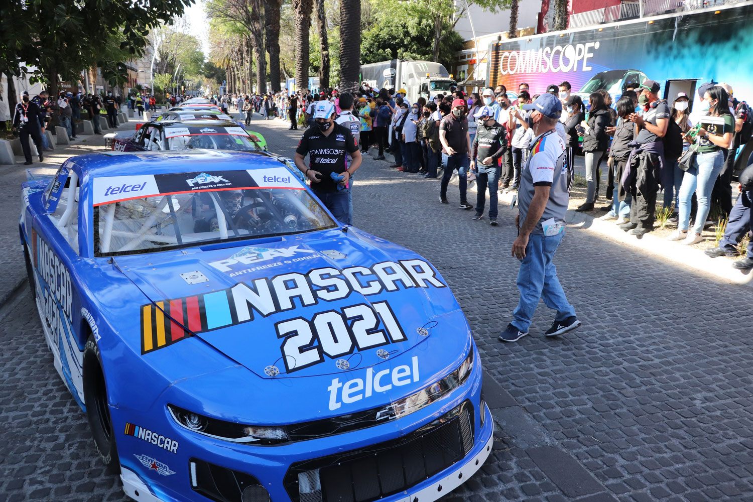 UN ÉXITO EL PARADE DE NASCAR MEXICO FAN FEST, PRESENTADO POR PEAK Y MERCADO LIBRE