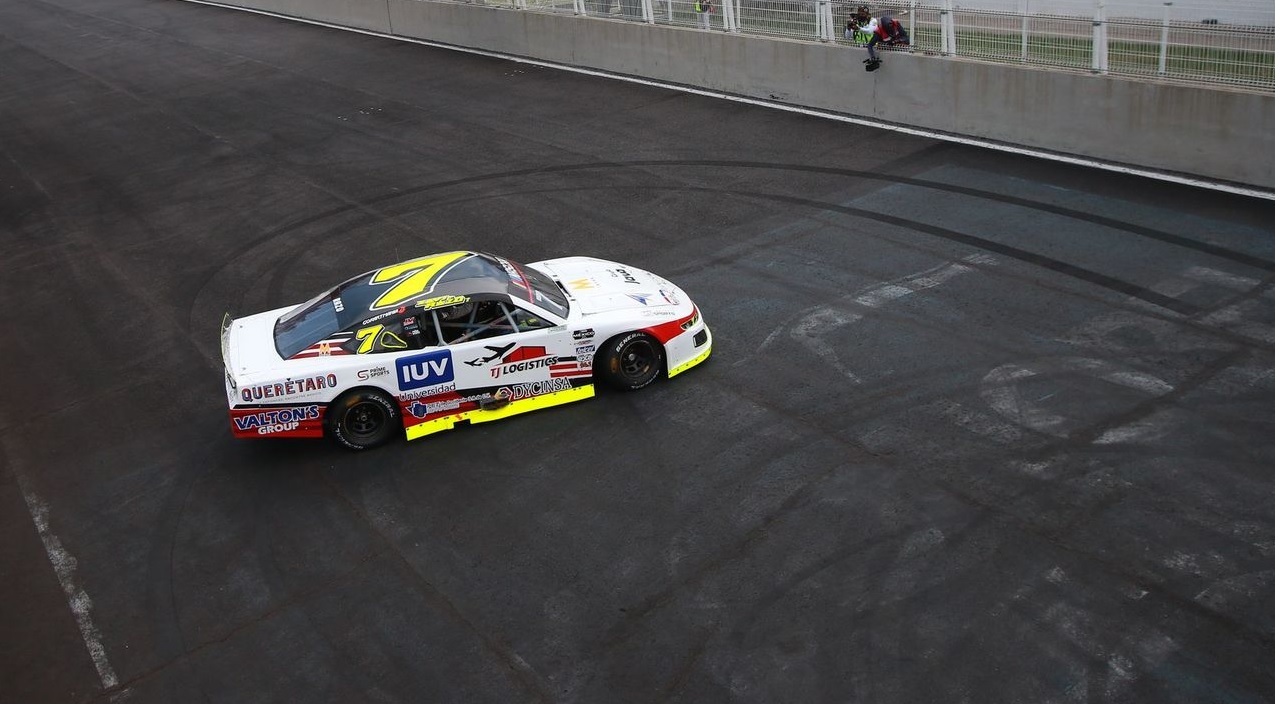 RAZO SE IMPONE EN EL GRAN PREMIO RED COLA DE NASCAR MÉXICO EN PUEBLA