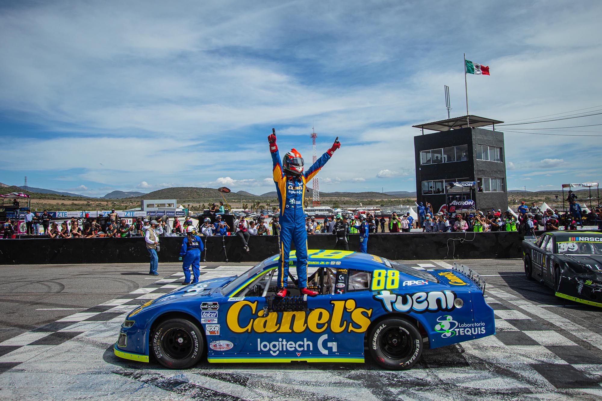 MILES DE AFICIONADOS APLAUDIERON LA VICTORIA DE RUBEN GARCÍA JR. EN EL GRAN PREMIO NUS-KÀH DE NASCAR MÉXICO