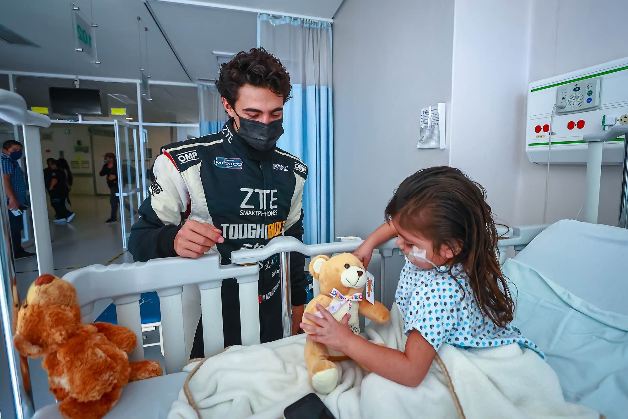 A TRAVÉS DE LA CAMPAÑA SPEEDY BEAR, NASCAR MEXICO VISITO EL  HOSPITAL MIGUEL HIDALGO DE AGUASCALIENTES