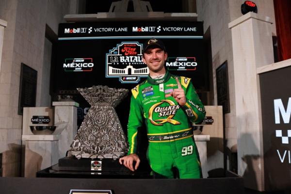 Gran triunfo de Daniel Suárez en el Coliseo en su reencuentro con NASCAR México