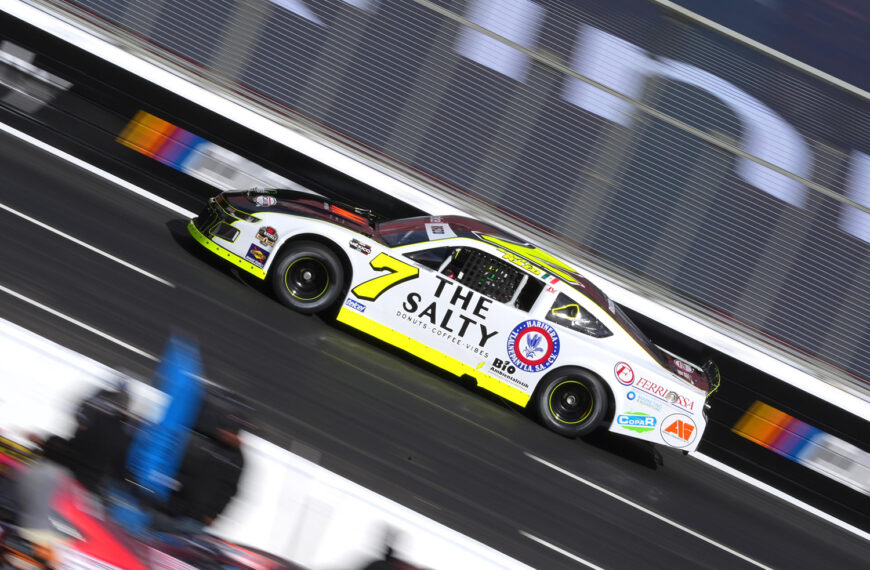 Termina Xavi Razo en séptimo puesto la aguerrida carrera de NASCAR México en Los Ángeles