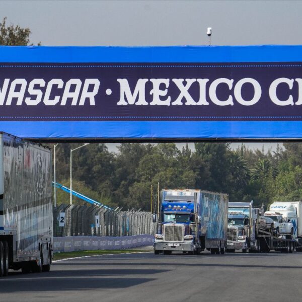 ¡LOS GIGANTES DE NASCAR INVADEN LA CDMX! LLEGAN LOS PRIMEROS TRAILERS QUE MARCARÁN EL INICIO DE UNA SEMANA HISTÓRICA